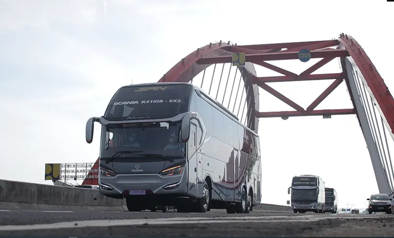 Bus PO. SAN melintas di jembatan